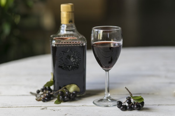 Hjemmelavet vin fra chokeberry