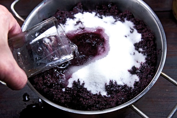 Hjemmelavet vin fra chokeberry