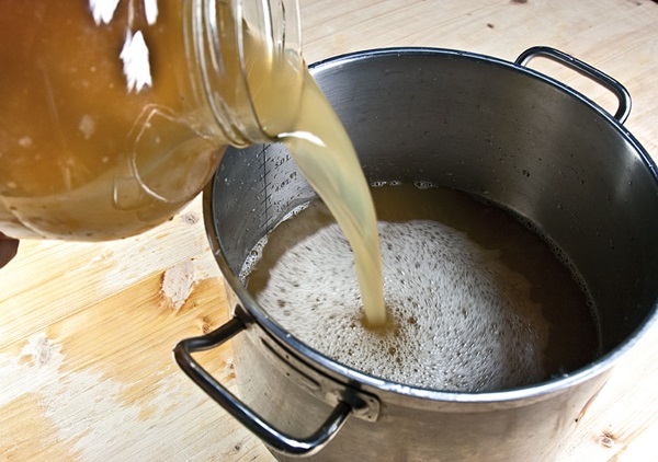 Hjemmelavet vin fra æbler