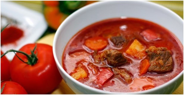 goulash med tomater