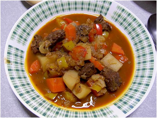 goulash i en plade