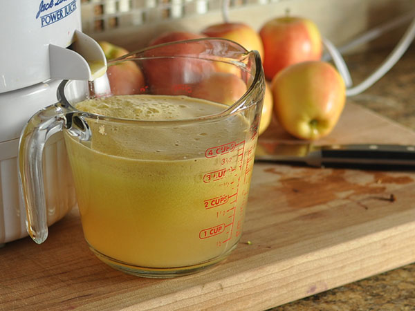 Sådan tilberedes æblejuice til vinteren