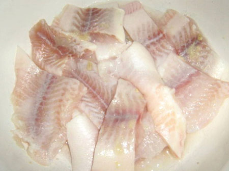 Bagt fisk i ovnen under salsausen