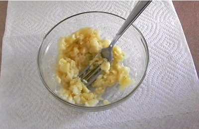 Stig bananen op Skyl banan grundigt med en gaffel