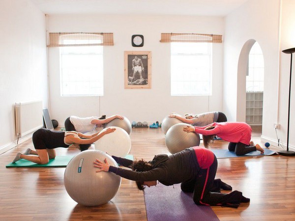 Effektiv gymnastik til gravide kvinder på fitball