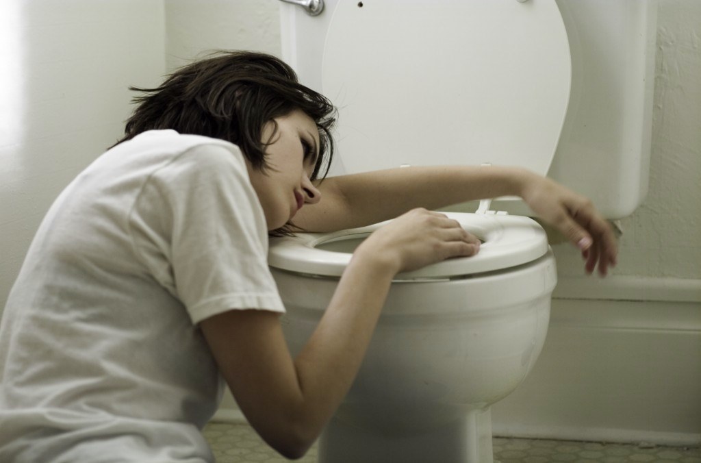 en kvinde i nærheden af ​​toilettet